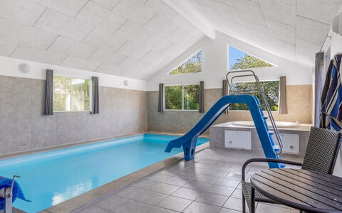 Finwith - 600M from the Sea: Piscina, Piso, Suelo, Techo, Material Compuesto, Recurso, Sombra, Diseño, Hotel, Silla