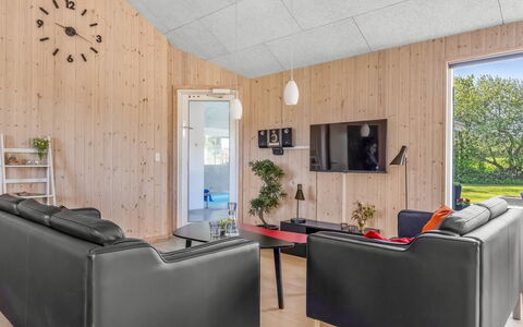 Finwith - 600M from the Sea: Madera, Piso, Casa, Suelo, Diseño De Interiores, Techo, Mueble, Suelos De Madera, Sala, Madera Dura