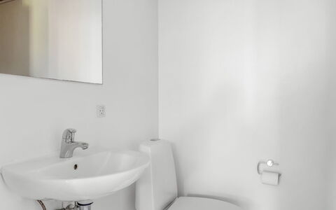 Finwith - 600M from the Sea: Lavabo Del Baño, Pared, Arreglo De Tubería, Diseño De Interiores, Lavabo, Baño, Piso, Suelo, Grifo, Techo