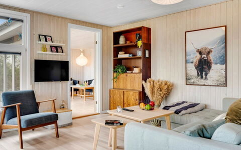 Brunetta - 200M to the Fjord: Mueble, Diseño De Interiores, Piso, Suelo, Madera, Sala, Habitación, Sofá, Mesa, Techo