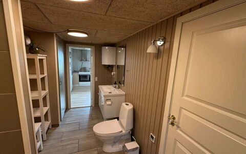 Brunetta - 200M to the Fjord: Piso, Madera, Suelo, Diseño De Interiores, Arreglo De Tubería, Habitación, Techo, Plomería, Lavabo, Baño