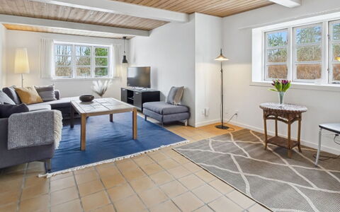 Munibert - 3.8Km from the Sea: Piso, Diseño De Interiores, Sofá, Mueble, Suelo, Techo, Madera, Sala, Habitación, Suelos De Madera