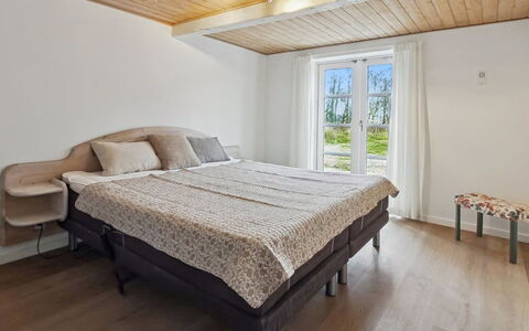 Munibert - 3.8Km from the Sea: Mueble, Cama, Diseño De Interiores, Habitación, Lecho, Sábana, Suelo, Madera, Piso, Techo