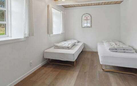 Munibert - 3.8Km from the Sea: Piso, Suelo, Pared, Madera, Diseño De Interiores, Habitación, Cama, Techo, Mueble, Encendiendo