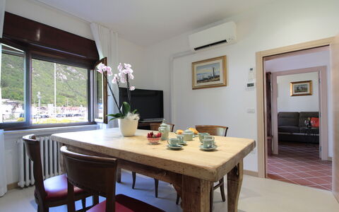 House Angy: Mueble, Diseño De Interiores, Piso, Madera, Mesa, Cocina Y Comedor Mesa, Techo, Habitación, Comedor, Suelo