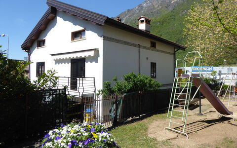 House Angy: Casa, Casa, Techo, Cabaña, Puerta, Porche, Sombra, Yarda, Balcón, Casa De Campo