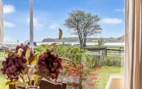 Wrange - 100M to the Fjord: Arbusto, Casa, Barrio Residencial, Casa, Jardín, Sombra, Yarda, Patio, Maceta