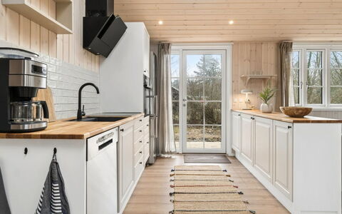Martta - 250M from the Sea: Cocina, Aparato De Cocina, Mostrador, Electrodoméstico, Piso, Gabinetes, Mueble, Madera, Diseño De Interiores, Electrodoméstico