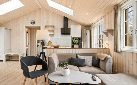 Martta - 250M from the Sea: Madera, Diseño De Interiores, Mueble, Piso, Suelo, Techo, Habitación, Sala, Casa, Sofá