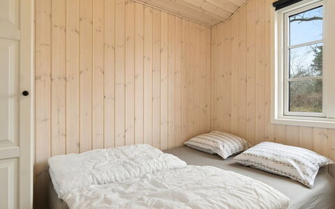 Martta - 250M from the Sea: Pared, Habitación, Madera, Piso, Suelo, Cama, Sábana, Diseño De Interiores, Lecho, Techo