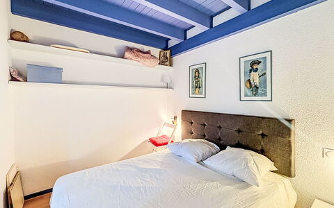 Ploemel 102: Cama, Mueble, Diseño De Interiores, Habitación, Lecho, Pared, Sábana, Suelo, Piso, Habitación