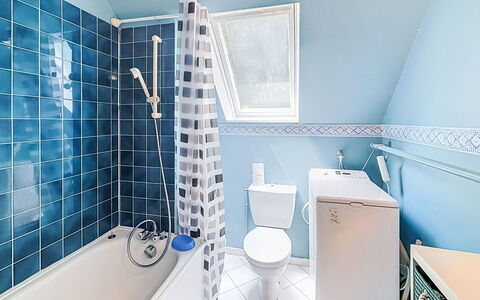 Ploemel 102: Azul, Baño, Arreglo De Tubería, Piso, Suelo, Bañera, Baño, Diseño De Interiores, Plomería, Loseta