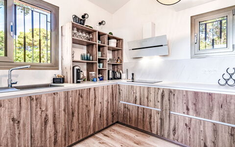 Mare Serena: Cocina, Madera, Mostrador, Diseño De Interiores, Gabinetes, Mueble, Aparato De Cocina, Piso, Lavabo, Electrodoméstico