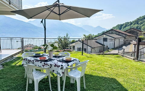 Riflessi del Lario: Montaña, Colina, Cordillera, Mueble Para Exteriores, Hill Station, Balcón, Porche, Silla, Sombra, Cresta