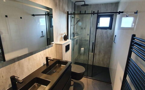 De Witte Parel: Arreglo De Tubería, Piso, Diseño De Interiores, Suelo, Plomería, Grifo, Baño, Lavabo, Espejo, Loseta