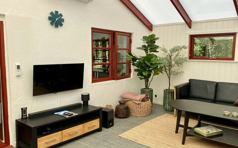 Jooseppi - 4.8Km from the Sea: Mueble, Diseño De Interiores, Pared, Piso, Madera, Techo, Suelo, Habitación, Encendiendo, Sala