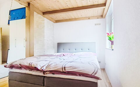 Maria: Habitación, Mueble, Cama, Madera, Diseño De Interiores, Piso, Suelo, Lecho, Sábana, Habitación