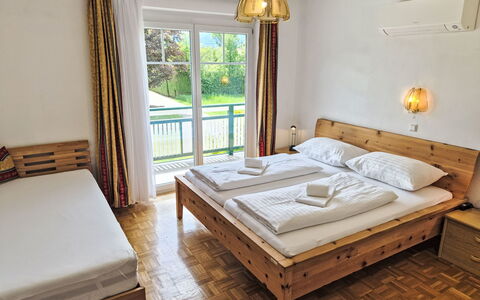 Haus Kühnsdorf: Mueble, Madera, Habitación, Cama, Diseño De Interiores, Piso, Suelo, Lecho, Sábana, Marco De La Cama