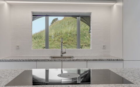 Eicke - 20M from the Sea: Cocina, Diseño De Interiores, Mostrador, Arreglo De Tubería, Techo, Grifo, Fregadero, Piso, Lavabo, Material Compuesto