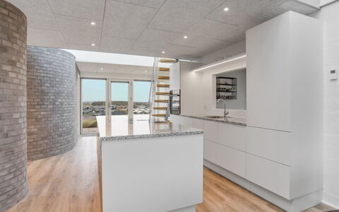Eicke - 20M from the Sea: Piso, Madera, Techo, Suelo, Diseño De Interiores, Cocina, Mostrador, Lámpara, Suelos De Madera, Gabinetes