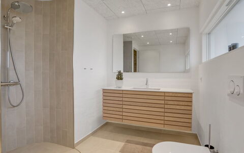 Eicke - 20M from the Sea: Piso, Diseño De Interiores, Suelo, Pared, Arreglo De Tubería, Madera, Mueble De Baño, Techo, Baño, Lavabo