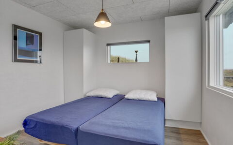 Eicke - 20M from the Sea: Pared, Suelo, Piso, Techo, Diseño De Interiores, Habitación, Habitación, Mueble, Departamento, Cama