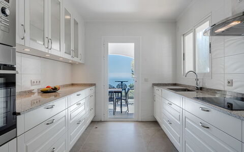 Preciados: Cocina, Mostrador, Gabinetes, Piso, Mueble, Madera, Diseño De Interiores, Aparato De Cocina, Suelo, Cajón