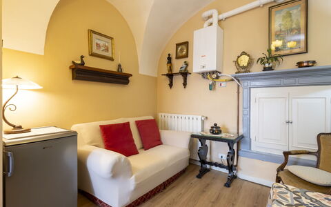 La Quiete: Mueble, Diseño De Interiores, Pared, Piso, Madera, Suelo, Habitación, Sala, Sofá, Encendiendo