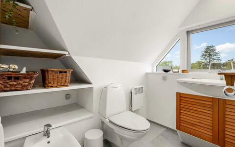 Arendine - 250M from the Sea: Piso, Arreglo De Tubería, Diseño De Interiores, Suelo, Madera, Baño, Baño, Lavabo, Mueble De Baño, Grifo