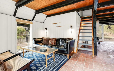 Arendine - 250M from the Sea: Madera, Piso, Mueble, Suelo, Diseño De Interiores, Techo, Suelos De Madera, Madera Dura, Silla, Sala