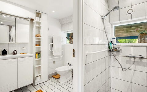 Arendine - 250M from the Sea: Piso, Diseño De Interiores, Arreglo De Tubería, Suelo, Loseta, Plomería, Baño, Grifo, Mueble De Baño, Baño