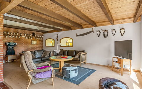 Aika - 1.6Km to the Fjord: Mueble, Diseño De Interiores, Piso, Madera, Techo, Suelo, Habitación, Sofá, Encendiendo, Sala