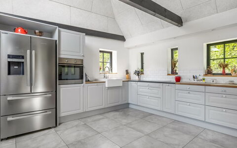 Aika - 1.6Km to the Fjord: Cocina, Piso, Electrodoméstico, Madera, Suelo, Aparato De Cocina, Diseño De Interiores, Gabinetes, Mostrador, Electrodoméstico