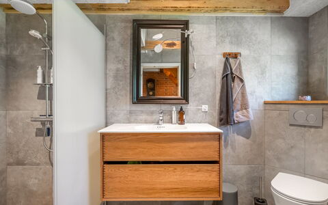 Aika - 1.6Km to the Fjord: Arreglo De Tubería, Piso, Madera, Suelo, Mueble De Baño, Lavabo, Grifo, Plomería, Lavabo Del Baño, Baño