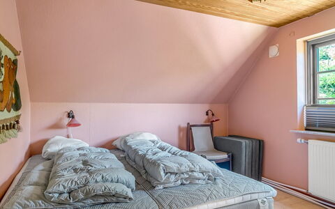 Aika - 1.6Km to the Fjord: Cama, Habitación, Mueble, Diseño De Interiores, Lecho, Sábana, Pared, Madera, Suelo, Piso