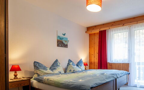Haus Azur: Mueble, Diseño De Interiores, Madera, Habitación, Techo, Encendiendo, Suelo, Cortina, Casa, Tratamiento De La Ventana