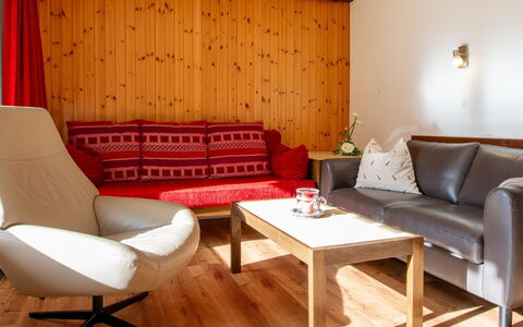 Haus Azur: Mueble, Diseño De Interiores, Piso, Suelo, Madera, Sala, Habitación, Sofá, Encendiendo, Techo