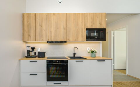 Saariselän Aavahelmi C: Cocina, Aparato De Cocina, Mostrador, Gabinetes, Diseño De Interiores, Madera, Electrodoméstico, Piso, Mueble, Alacena