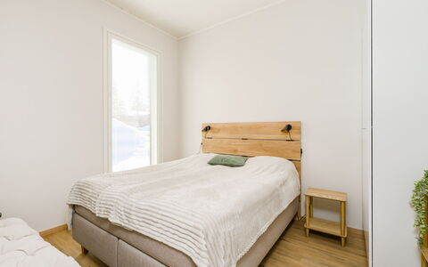 Saariselän Aavahelmi C: Madera, Piso, Habitación, Suelo, Cama, Suelos De Madera, Diseño De Interiores, Sábana, Lecho, Mueble