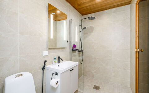 Saariselän Aavahelmi C: Piso, Pared, Arreglo De Tubería, Diseño De Interiores, Suelo, Baño, Techo, Grifo, Plomería, Encendiendo