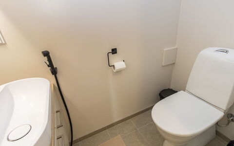 Saariselän Aavahelmi C: Asiento Del Baño, Baño, Baño, Arreglo De Tubería, Piso, Suelo, Diseño De Interiores, Plomería, Loseta, Grifo