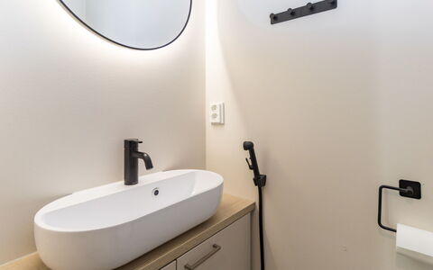 Saariselän Aavahelmi C: Pared, Diseño De Interiores, Arreglo De Tubería, Baño, Piso, Encendiendo, Suelo, Plomería, Lámpara, Espejo