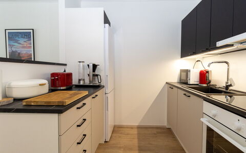 Lomapesä: Cocina, Aparato De Cocina, Mostrador, Gabinetes, Diseño De Interiores, Electrodoméstico, Mueble, Piso, Madera, Estufa De Cocina
