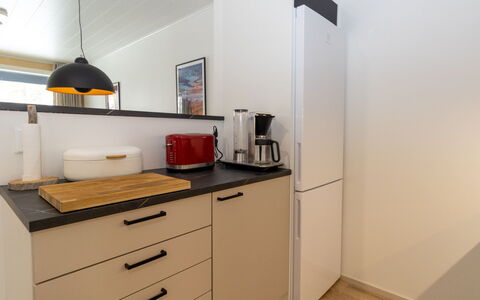 Lomapesä: Mostrador, Mueble, Diseño De Interiores, Gabinetes, Cocina, Aparato De Cocina, Piso, Madera, Electrodoméstico, Habitación
