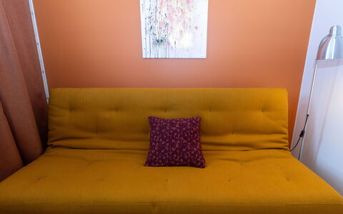 Lomapesä: Mueble, Sofá, Sala, Comodidad, Suelos De Madera, Madera Dura, Manchas De Madera, Sofa Cama, Almohada