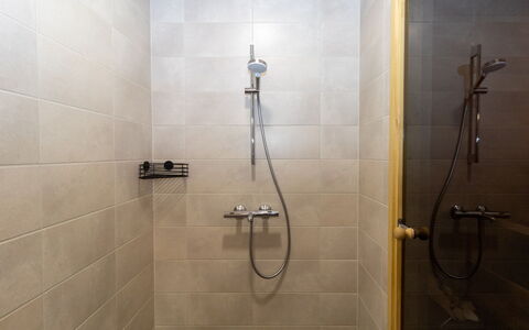 Lomapesä: Baño, Alcachofa De La Ducha, Arreglo De Tubería, Piso, Ducha, Barra De La Ducha, Plomería, Suelo, Panel De Ducha, Loseta