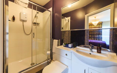 Torwood: Baño, Arreglo De Tubería, Diseño De Interiores, Piso, Suelo, Lavabo, Grifo, Plomería, Lavabo Del Baño, Espejo