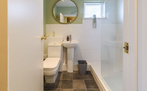 Wellswood: Baño, Asiento Del Baño, Baño, Arreglo De Tubería, Pared, Diseño De Interiores, Piso, Suelo, Lavabo Del Baño, Plomería
