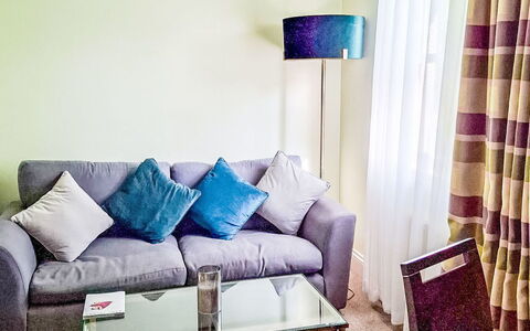 Wellswood: Mueble, Diseño De Interiores, Piso, Suelo, Sofá, Habitación, Sala, Textil, Casa, Departamento