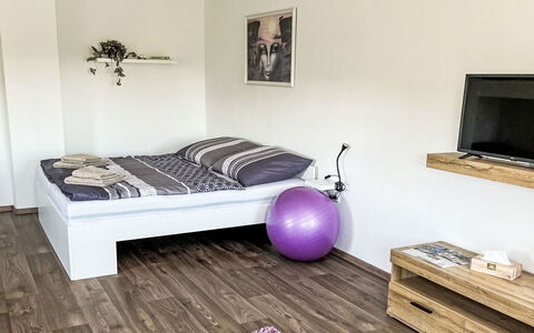 Happy Home: Mueble, Suelo, Piso, Cama, Diseño De Interiores, Habitación, Suelos De Madera, Madera, Habitación, Sábana